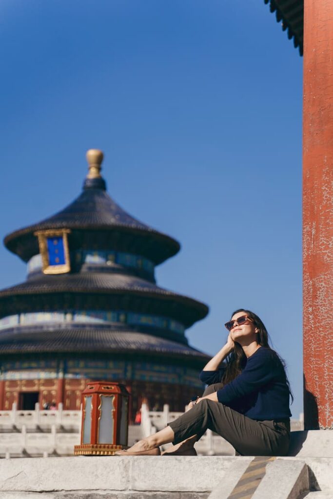 mujer de espaldas al castillo de beijing-viaje